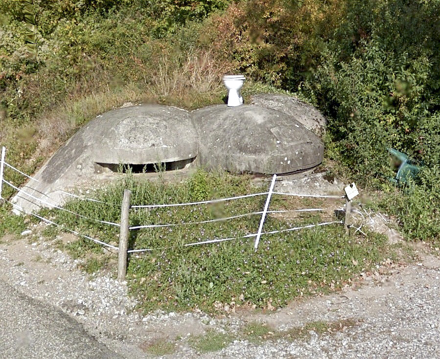 Ligne Maginot - SAINT HUBERT 2 - (Blockhaus pour arme infanterie) - On connaissait les blocs transformés discrètement en dépotoirs ou en en réceptacles à déjections diverses... mais là on est dans la connerie à l'état brut et le total manque de respect car cela est largement visible du public. Pour précision, le bloc est dans cet état depuis 2016. - Google Streetview 2019