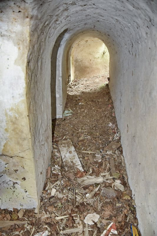 Ligne Maginot - SAINT HUBERT 2 - (Blockhaus pour arme infanterie) - Couloir bas entre les entrées nord et sud (au fond). A gauche l'accès vers les coupoles - Daniel Froehly
