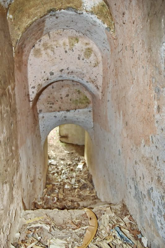 Ligne Maginot - SAINT HUBERT 2 - (Blockhaus pour arme infanterie) - Couloir de la coupole sud, avec au fond l'entrée en face et à droite le couloir - Daniel Froehly