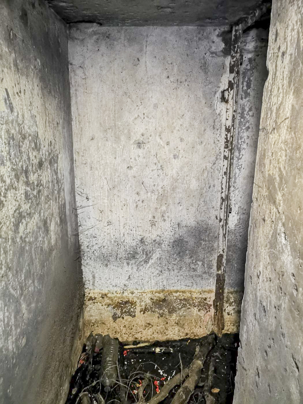 Ligne Maginot - U2 - (Chambre de coupure) - Petit couloir d'accès à la chambre.
La trappe, comme la porte intérieure, ont disparu. - DK_Antoine4