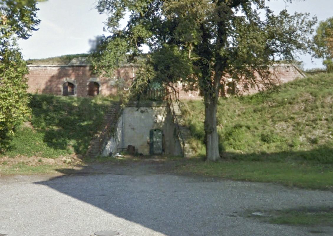 Ligne Maginot - TOUR BASTIONNEE 4 (CEFV N°1/I/28° RIF) - (PC) - L'entrée côté ville - Google Streetview