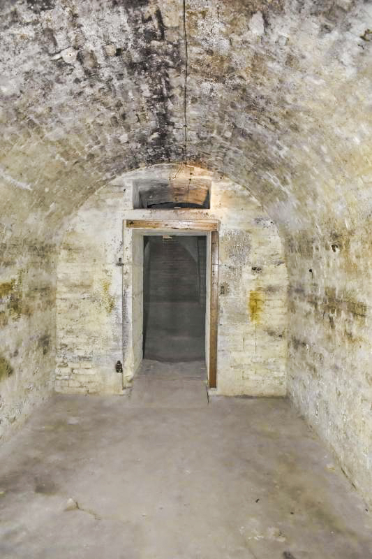 Ligne Maginot - TOUR BASTIONNEE 4 (CEFV N°1/I/28° RIF) - (PC) - Poudrière, vue vers la porte - D.Froehly