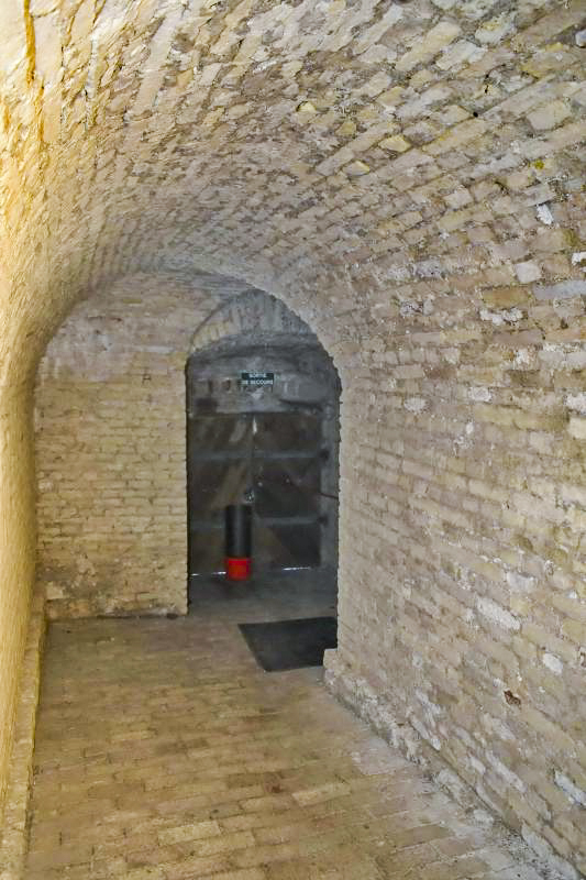 Ligne Maginot - TOUR BASTIONNEE 3 (CM N°1/I/28° RIF) - (PC de Sous-Quartier) - Couloir d'entrée depuis le fossé. - D.Froehly