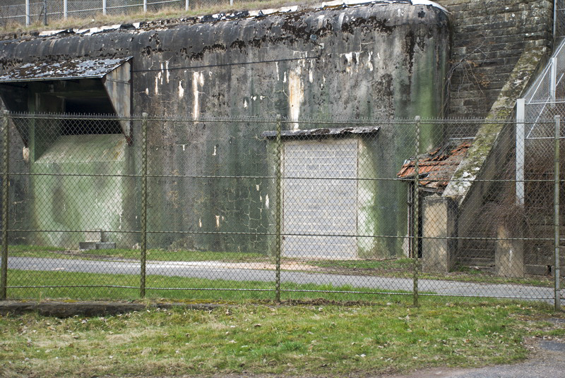 Ligne Maginot - GOETZENBRUCK - (Infrastructures électriques) - Les entrées du poste qui viennent d'etre murées - Denys