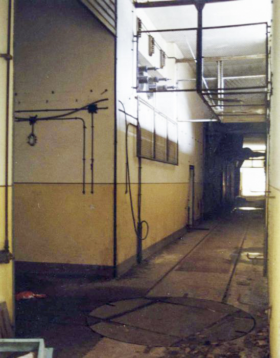 Ligne Maginot - GOETZENBRUCK - (Infrastructures électriques) - Ce couloir court le long de la façade de l'ouvrage. Noter la présence d'une plateforme rotative destinée à la manutention des transformateurs
Photographie faite avec l'autorisation de EDF. - Pascal LAMBERT