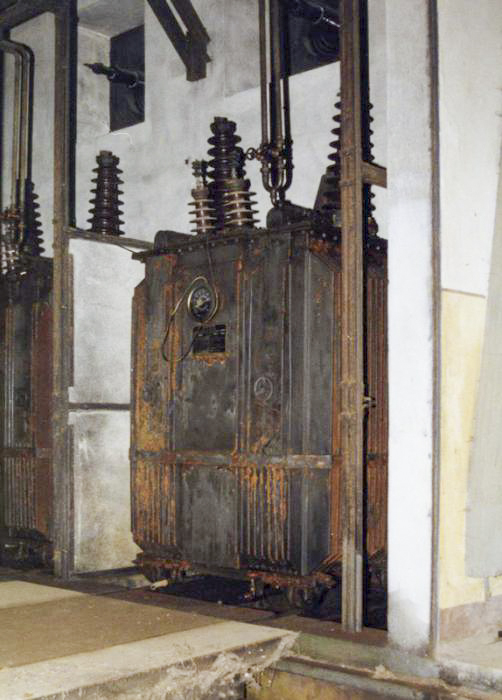 Ligne Maginot - GOETZENBRUCK - (Infrastructures électriques) - Vue de l'un des transformateurs unipolaires ALS'THOM de 500 KVA constituant les groupes triphasés 
Photographie faite avec l'autorisation de EDF. - Pascal LAMBERT