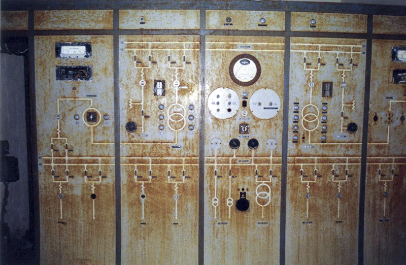 Ligne Maginot - GOETZENBRUCK - (Infrastructures électriques) - Panneau synoptique de contrôle du poste de transformation.
Un second panneau de contrôle existait dans la maison du personnel située à l'éxtérieur.
Réalisation Sté TRINDEL - Pascal LAMBERT