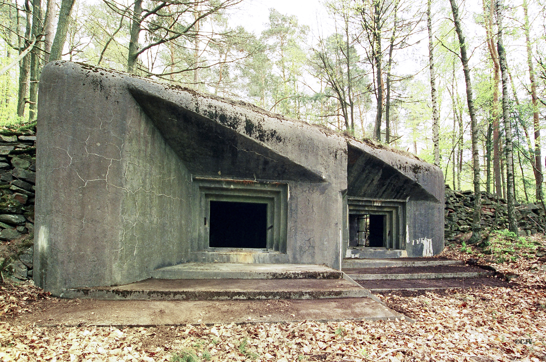 Ligne Maginot - WINDSTEIN - (Casemate d'artillerie) - Une superbe vue de la casemate avec ses deux embrasures. L'entrée arrière est visible au travers de l'embrasure de droite. - Lia VERMEULEN