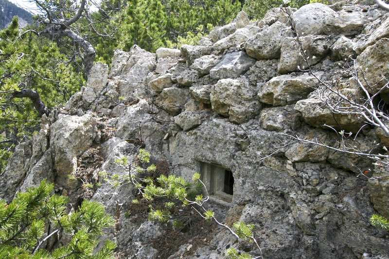 Ligne Maginot - CLOT DU POIN 1 - (Blockhaus pour arme infanterie) - Créneau supérieur - Alain Perouffe
