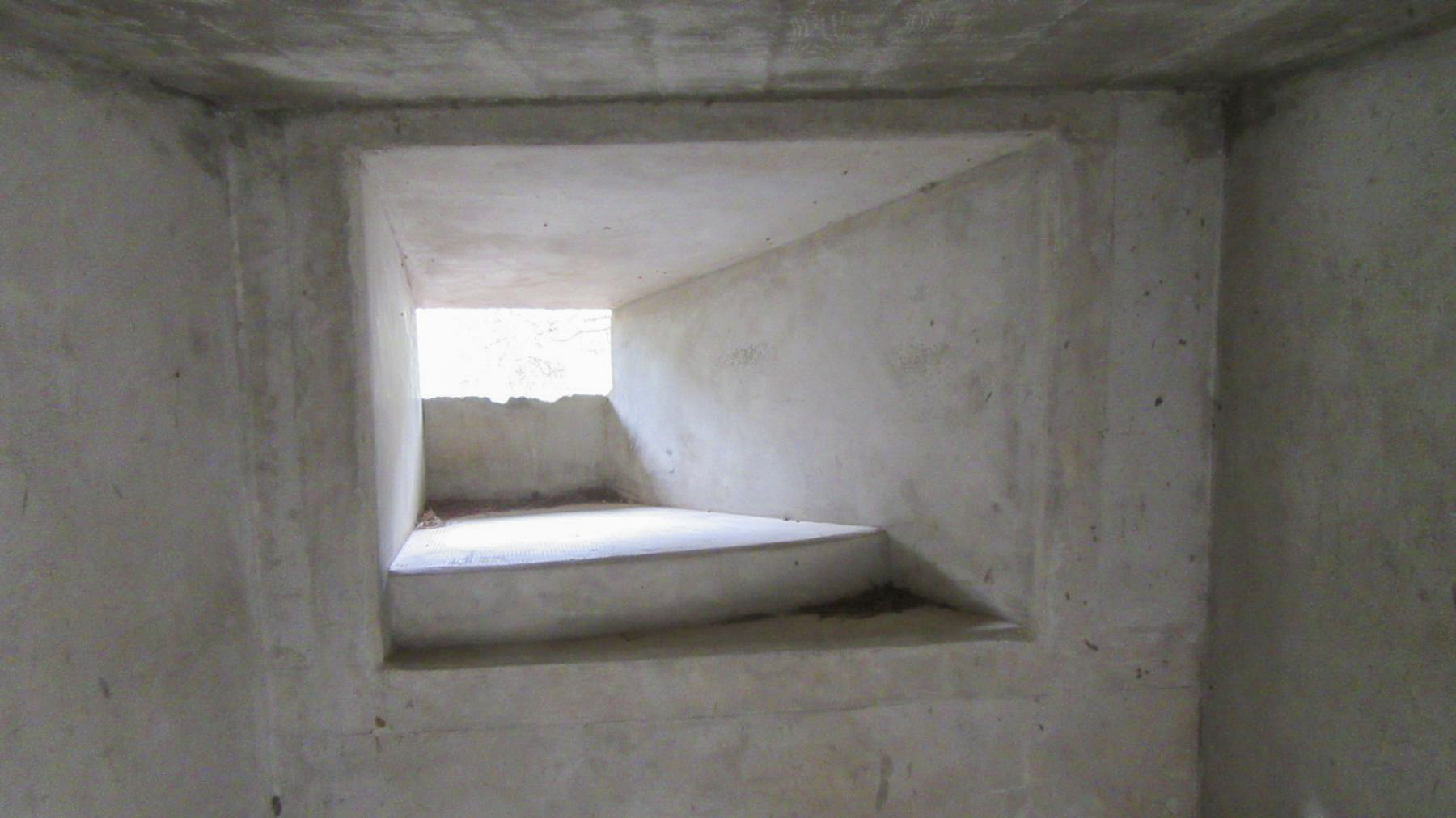 Ligne Maginot - CLOT DU POIN 1 - (Blockhaus pour arme infanterie) - Créneau coté vallon du torrent de la Ruine - Jean Berthier