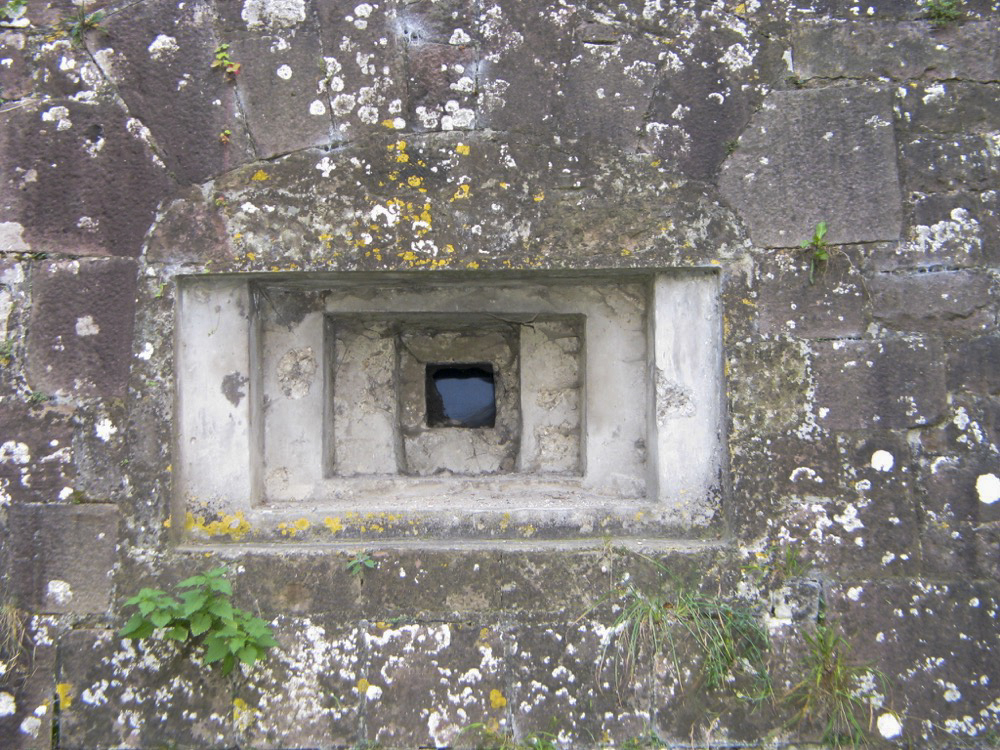 Ligne Maginot - TOUR BASTIONNEE 7 (I/28° RIF) - (PC de Quartier) - Vue rapprochée d'un des créneau - Antoine SCHOEN