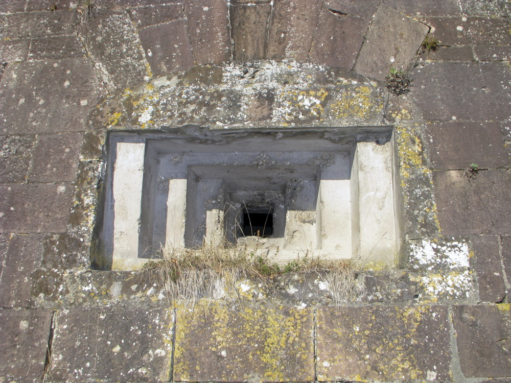 Ligne Maginot - TOUR BASTIONNEE 7 (I/28° RIF) - (PC de Quartier) - Embrasure sud - Antoine SCHOEN