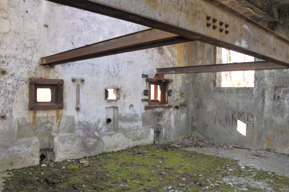 Ligne Maginot - WOLFGANTZEN - (Stand de tir) - L'intérieur du stand avec les bi-rail pour canon - Les Gardiens du Rhin