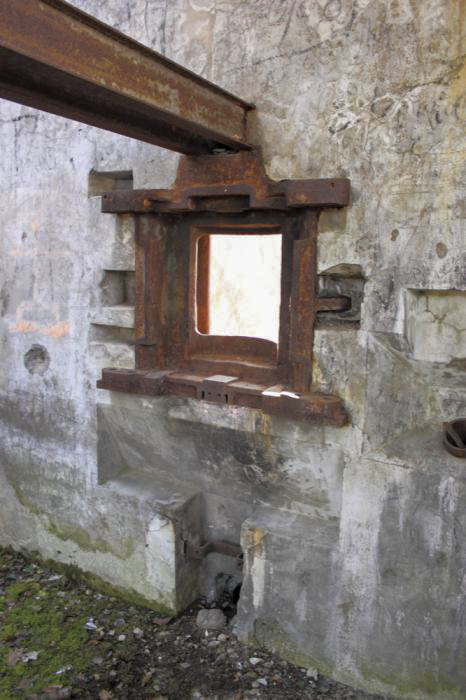Ligne Maginot - WOLFGANTZEN - (Stand de tir) - Trémie pour canon antichar de 47 mm sur bi-rail interchangeable avec un jumelage de mitrailleuses Reibel  MAC 31 - Les Gardiens du Rhin