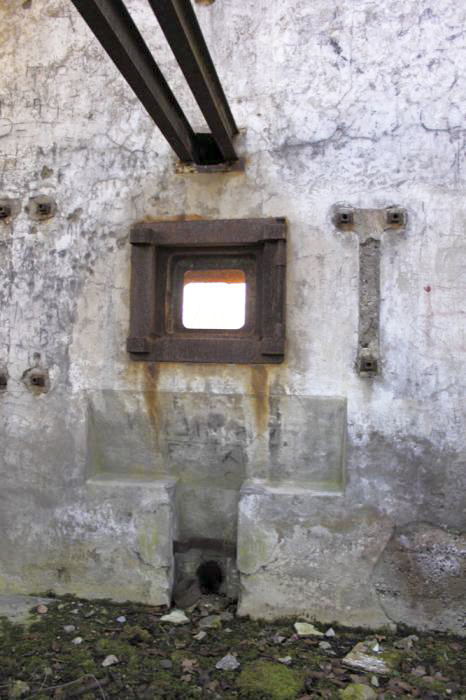 Ligne Maginot - WOLFGANTZEN - (Stand de tir) - Trémie pour mitrailleuse Hotchkiss 13.2 mm montée sur bi-rail interchangeable avec un MAC 31 ou une mitrailleuse Hotchkiss de 13.2 mm - Les Gardiens du Rhin