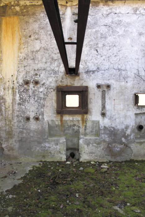 Ligne Maginot - WOLFGANTZEN - (Stand de tir) - Remarquez à droite le support de la potence du jumelage, à gauche celui de la mitrailleuse lourde 13,2mm tout comme le rail. Nous retrouvions donc visiblement les deux types d'affut de la 13,2. - Les Gardiens du Rhin