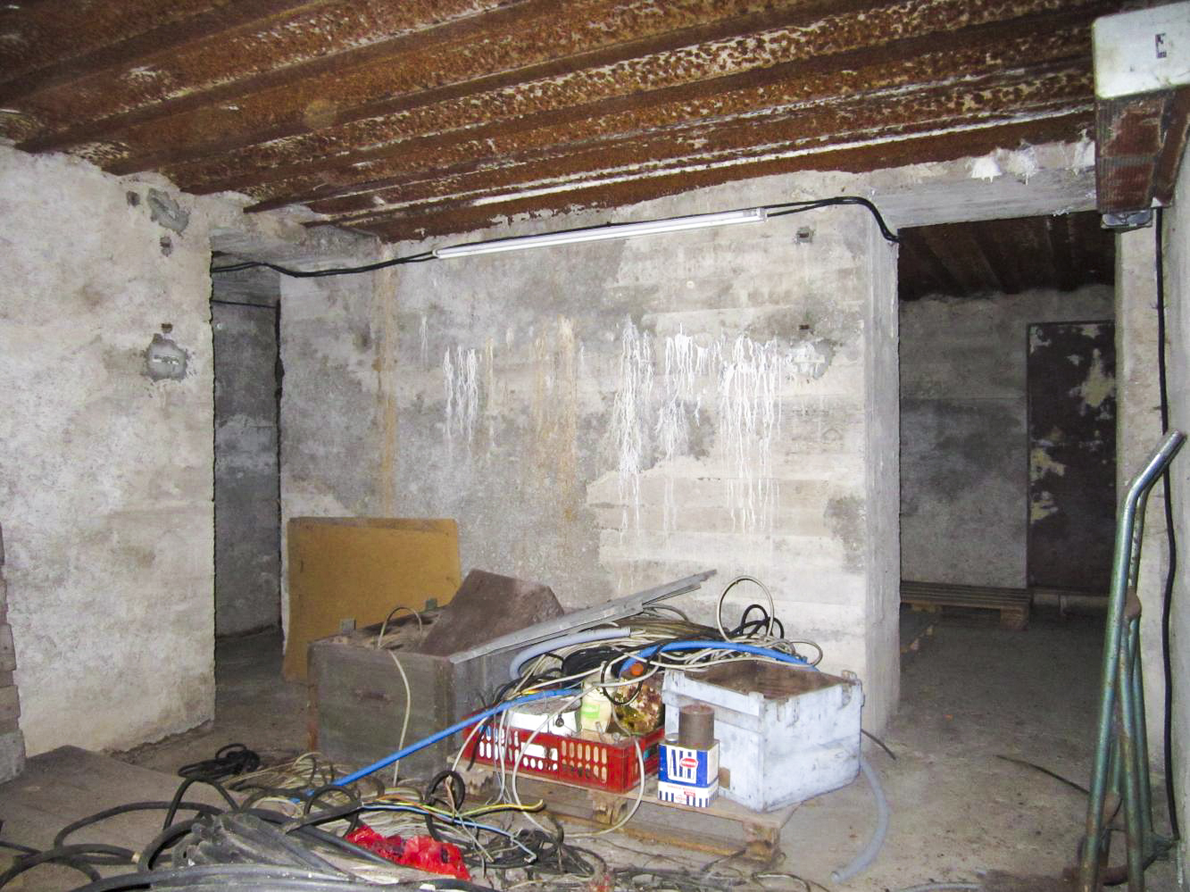 Ligne Maginot - 1 - UNTERJAEGERHOF - (PC de Sous-Quartier) - Deuxième pièce - à gauche l'accès depuis le couloir, à droite l'accès à la chambre de tir - Les Gardiens du Rhin
