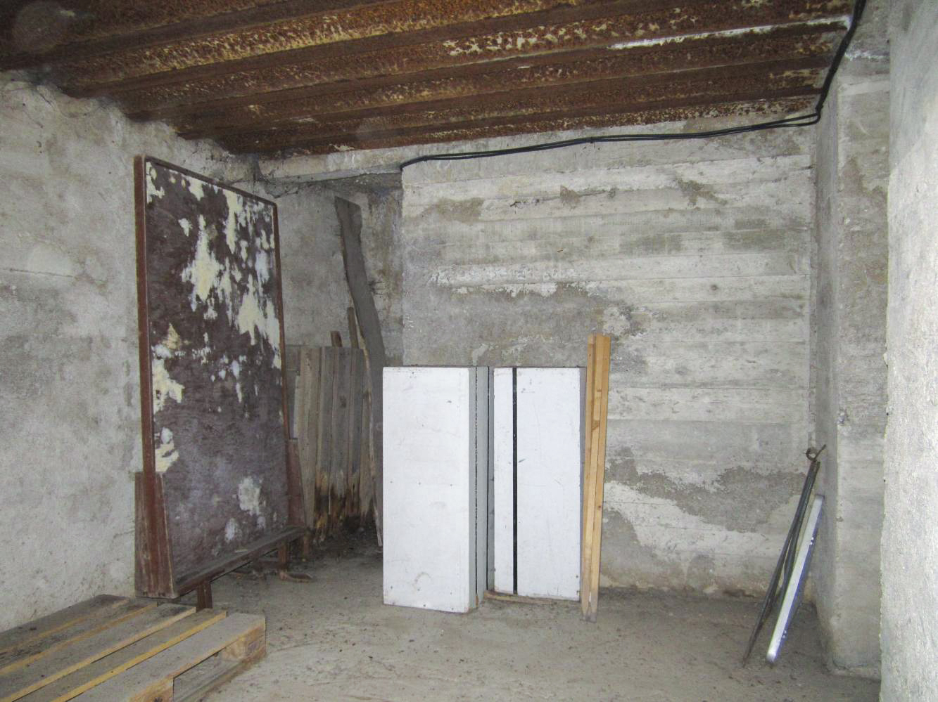 Ligne Maginot - 1 - UNTERJAEGERHOF - (PC de Sous-Quartier) - Chambre de tir
L'accès à la deuxième entrée - Les Gardiens du Rhin