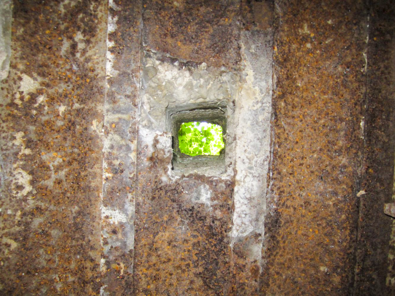 Ligne Maginot - 1 - UNTERJAEGERHOF - (PC de Sous-Quartier) - Pièce principale - orifice dans la dalle - Les Gardiens du Rhin