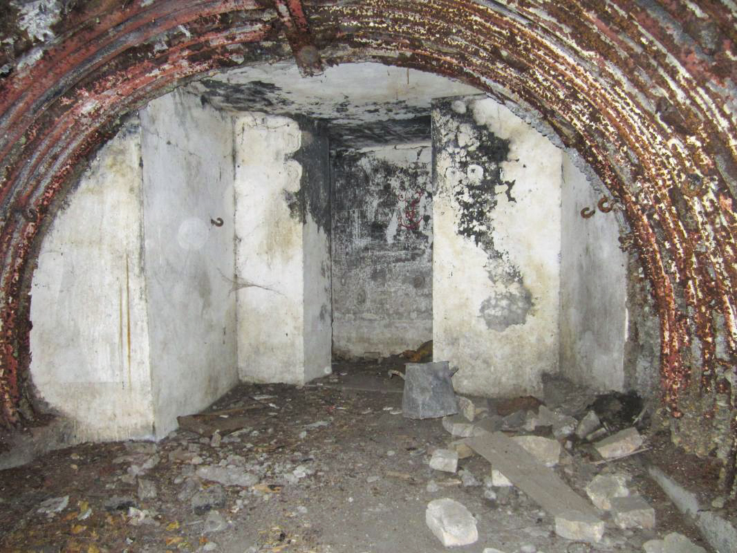 Ligne Maginot - 51 - BUSSIERES - (PC de Sous-Quartier) - Accès à la partie PC depuis la chambre de tir nord - Les Gardiens du Rhin