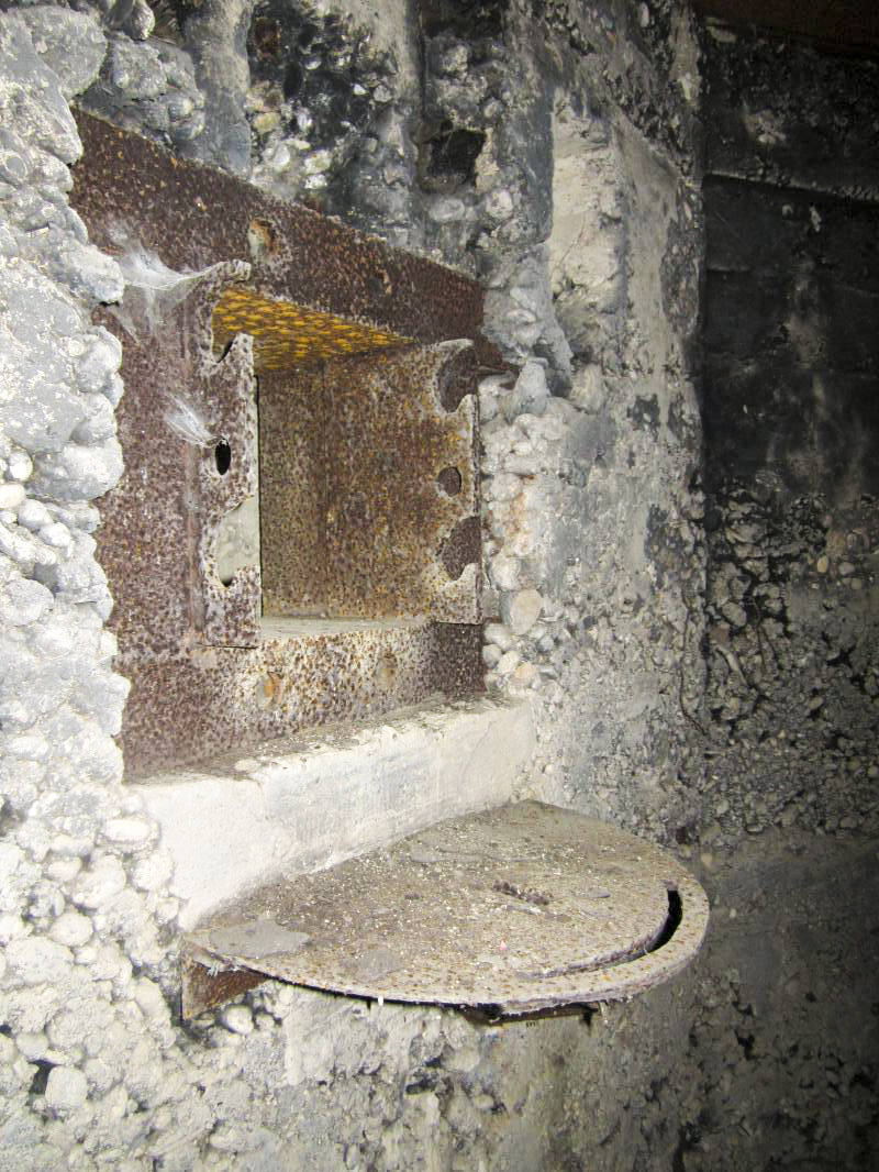 Ligne Maginot - 52 - BUSSIERES EST - (Blockhaus pour arme infanterie) - Détail créneau mitrailleuse sud - Les Gardiens du Rhin