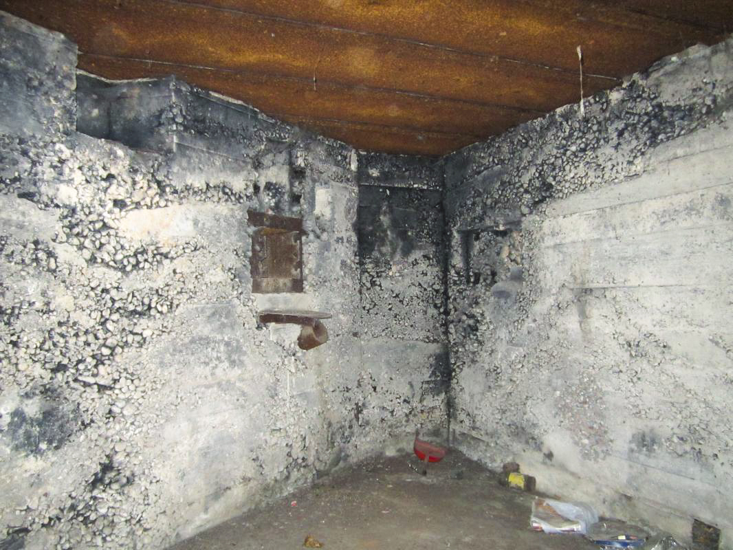 Ligne Maginot - 52 - BUSSIERES EST - (Blockhaus pour arme infanterie) - Créneau mitrailleuse sud et créneau de défense rapprochée de l'entrée - Les Gardiens du Rhin