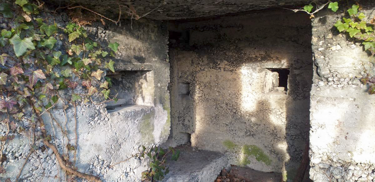 Ligne Maginot - 52 - BUSSIERES EST - (Blockhaus pour arme infanterie) - Entrée avec créneau de défense rapprochée et créneau latéral de la caponnière - Les Gardiens du Rhin