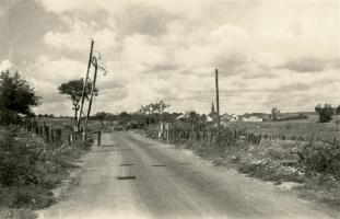 Ligne Maginot - BIDING EST - (Barrage de Route) - La barrière de route, le village de Biding est visible à l'arrière plan. 
La photo est prise après juin 40