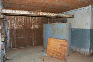 Ligne Maginot - SOETRICH - A11 - (Ouvrage d'artillerie) - Bloc 3
Etage supérieur, la casemate pour mitrailleuses et canon antichar
Le bi-rail prévu pour le canon antichar