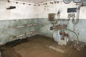 Ligne Maginot - SOETRICH - A11 - (Ouvrage d'artillerie) - Bloc 4
Etage supérieur du bloc
Système de ventilation. Là aussi, les filtres ont été supprimés dans le cadre d'une modernisation avortée.