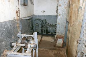 Ligne Maginot - SOETRICH - A11 - (Ouvrage d'artillerie) - Bloc 4
Pied du bloc, la machinerie du monte-charge BDR (Daudet Donon Roussel) avec le dispositif de manoeuvre de secours à bras au premier plan