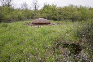 Ligne Maginot - SOETRICH - A11 - (Ouvrage d'artillerie) - Bloc 5
Tourelle de 75 mm et cloches GFM type A 
Un champignon blindé de prise d'air est visible à l'avant plan