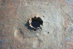 Ligne Maginot - SOETRICH - A11 - (Ouvrage d'artillerie) - Bloc 5
Gros plan de l'impact de l'essai de charge creuse sur la tourelle de 75 du bloc.