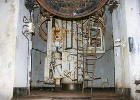 Ligne Maginot - SOETRICH - A11 - (Ouvrage d'artillerie) - Bloc 5
Etage supérieur
La tourelle de 75 mm, le poste de pointage et la noria permettant l'approvisionnement des pièces situées à l'étage supérieur sous la culotte de la tourelle