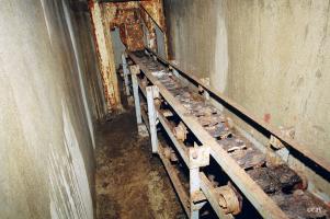 Ligne Maginot - SOETRICH - A11 - (Ouvrage d'artillerie) - Bloc 5
Le convoyeur à douilles entre le fut de la tourelle et le toboggan de descente