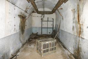 Ligne Maginot - SOETRICH - A11 - (Ouvrage d'artillerie) - Bloc 5
Dessous du bloc - Magasin M2
Local des casiers vides.