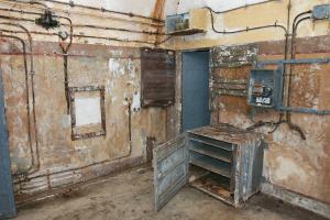 Ligne Maginot - SOETRICH - A11 - (Ouvrage d'artillerie) - Bloc 5
Pied du bloc. Le PC du bloc avec les restes du système de transmission d'ordre Saint Chamond Granat