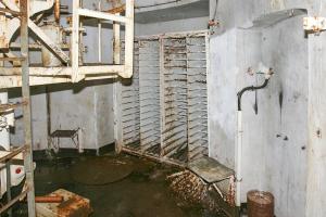 Ligne Maginot - SOETRICH - A11 - (Ouvrage d'artillerie) - Bloc 6
Tourelle pour deux tubes de 75 mm mle 32
L'étage intermédiaire de la tourelle - Le magasin à munitions M3
La prise électrique sur la droite est destinée à alimenter le chauffage de la tourelle lorsque celle ci est inutilisée afin d'éviter la formation de condensation et de  repousser l'humidité.