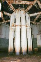 Ligne Maginot - SOETRICH - A11 - (Ouvrage d'artillerie) - Bloc 6
Tourelle pour deux tubes de 75 mm mle 32
L'étage inférieur de la tourelle. A l'avant plan les tubes de descente des douilles reliant les pièces au toboggans