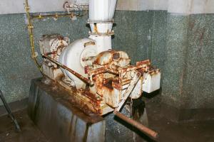 Ligne Maginot - SOETRICH - A11 - (Ouvrage d'artillerie) - Bloc 6
Tourelle pour deux tubes de 75 mm mle 32
Le ventilateur spécifique de la tourelle, fonctionnant électriquement ou à main
La ventilation du bloc, démontée dans les années 50 dans le cadre de la modernisation de l'ouvrage, non menée à bien).