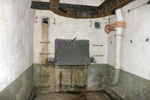 Ligne Maginot - SOETRICH - A11 - (Ouvrage d'artillerie) - Bloc 6
Le receptacle à douilles en bas du toboggan de récupération. 

Noter les deux ouvertures vitrées en partie haute permettant de juger du niveau de remplissage du réceptacle et les échelons permettant d'y accéder