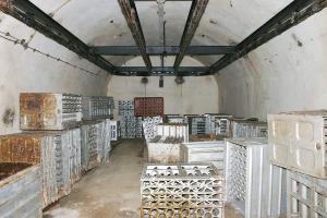 Ligne Maginot - SOETRICH - A11 - (Ouvrage d'artillerie) - Bloc 6
Le bas du bloc, magasin a munitions M2
L'une des alvéoles de stockage pour obus de 75 avec les casiers pour obus