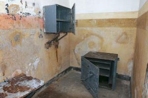 Ligne Maginot - SOETRICH - A11 - (Ouvrage d'artillerie) - Bloc 6
Le PC
Coffre à documents au sol et le coffre de rangement du matériel téléphonique au mur