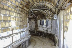 Ligne Maginot - SOETRICH - A11 - (Ouvrage d'artillerie) - Les galeries
A l'instar d'autres ouvrages de ce secteur comme le Galgenberg, les locaux étaient maçonnées et jointés et les pierres laissées apparentes, sans enduit.
Des enduits ont été faits ensuite dans les locaux et certaines galeries puis recouverts de peinture blanche afin d'améliorer la luminosité.
Photo datant de novembre 1992