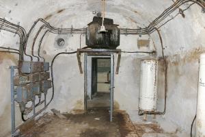 Ligne Maginot - SOETRICH - A11 - (Ouvrage d'artillerie) - Cuisine
Les restes de la cuisine troupe 
Le transformateur permettait de produire du 220V triphasé nécessaire pour l'alimentation des équipements de cuisine à partir du 400V triphasé distribué dans l'ouvrage