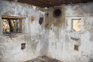 Ligne Maginot - BAUERNGRUNDWASSER - (Blockhaus pour arme infanterie) - Chambre de tir Ouest
Créneau mitrailleuse, goulotte à grenades et créneau FM de défense de l'entrée