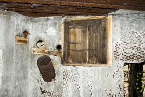 Ligne Maginot - BAUERNGRUNDWASSER - (Blockhaus pour arme infanterie) - Chambre de tir Est
Goulotte à grenades et niche à lanterne