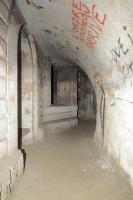 Ligne Maginot - FORT DUCROT - (PC de Secteur) - Entrée du PC
A gauche la façade d'origine du laboratoire d'artillerie, à droite le masque bétonné