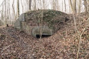 Ligne Maginot - NEUF-EMPERT 2 - (Blockhaus pour arme infanterie) - Mur latéral de l'abri de piquet dégagé et dans lequel le créneau à été percé
