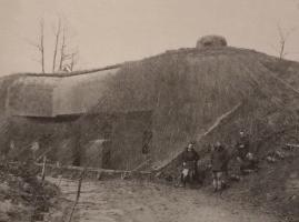 Ligne Maginot - METRICH - A17 - (Ouvrage d'artillerie) - Le bloc 15 (casemate avec deux mortiers de 81 mm  et 2 cloches GFM) en 1940 avec son filet de camouflage.
On y voit trois officiers d'artillerie posant devant le bloc